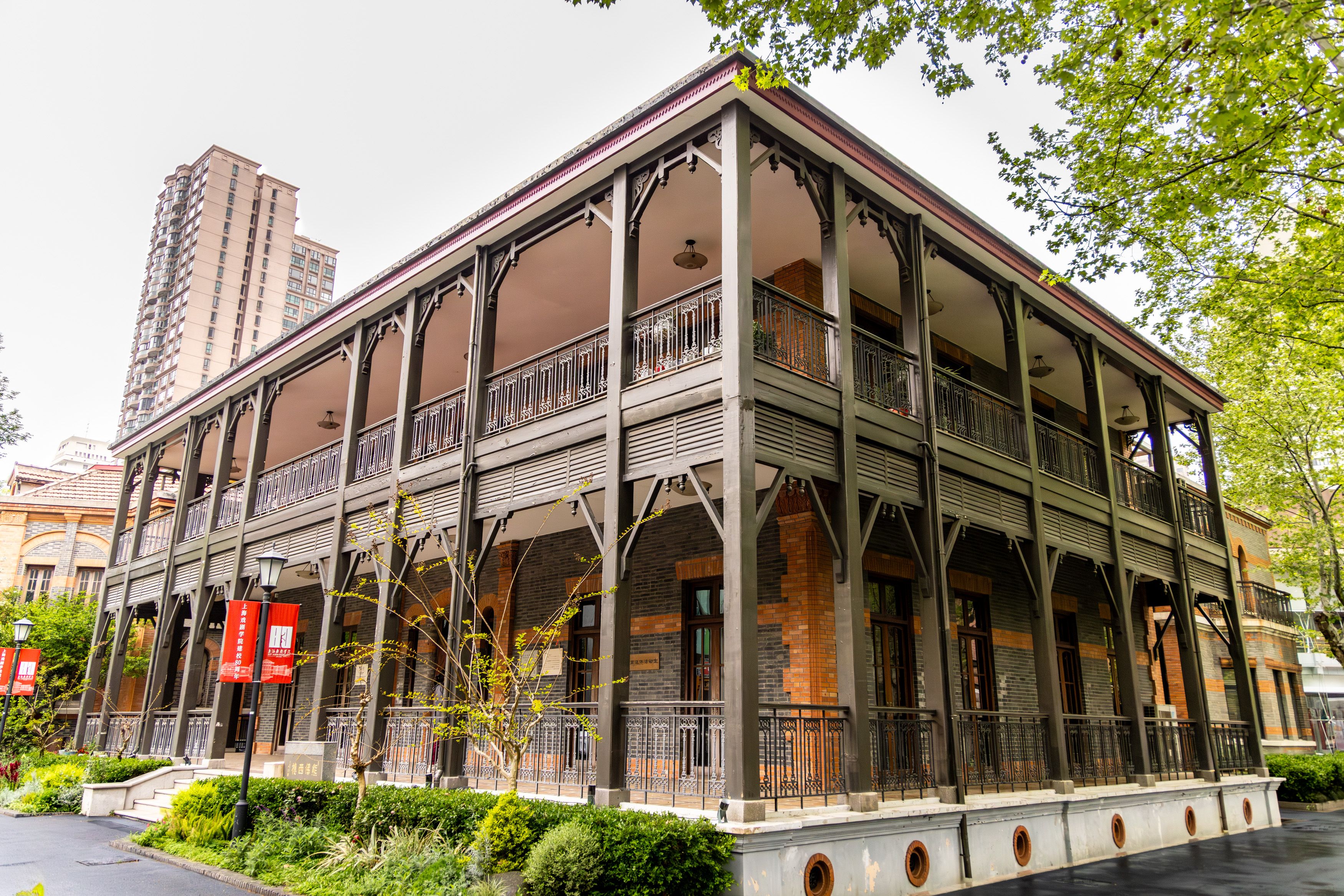 Historic Colonial Building with Veranda in Urban Setting · Free Stock Photo