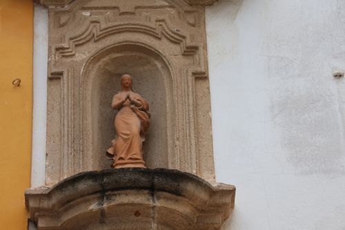 Free A terracotta statue in an architectural niche in El Puerto de Santa María, Spain. Stock Photo