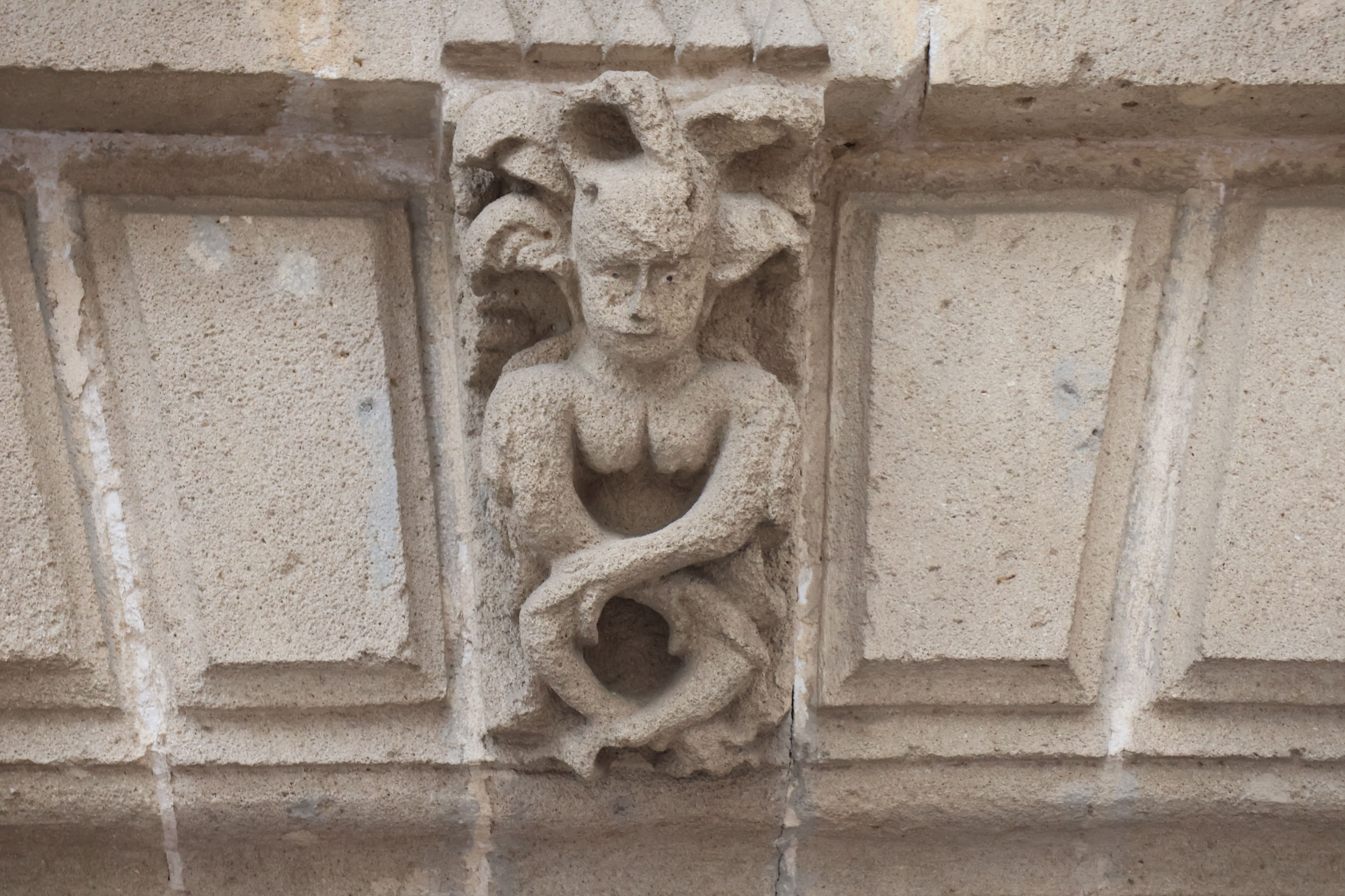 figura en el dintel de la puerta principal