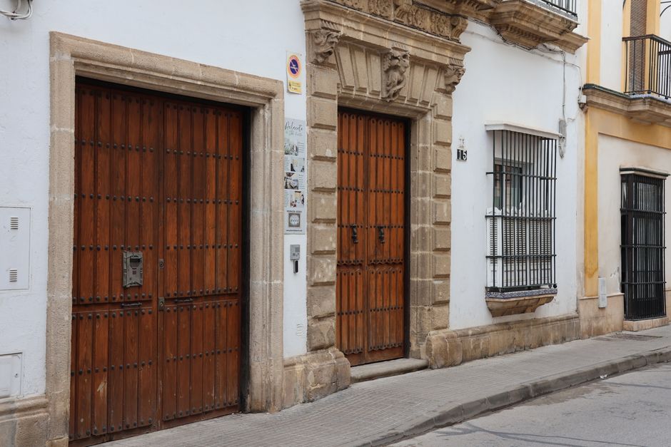 Puertas históricas de madera y mampostería en El Puerto de Santa María, Andalucía.