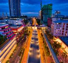 夜晚，马来西亚梳邦再也的街道和城市建筑被照亮，从空中俯瞰，充满活力
