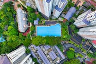 马来西亚梳邦再也游泳池周边现代高层建筑的航拍照片