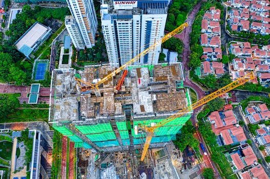 八打灵查亚正在建造的摩天大楼的空中拍摄，以起重机和城市风景为特色