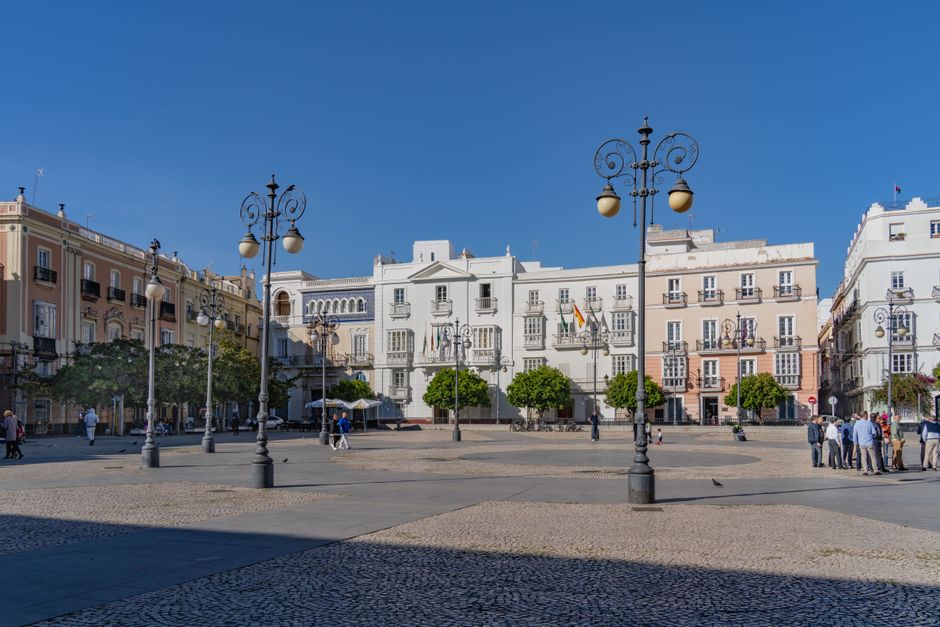 Preciosa vista de la Plaza de San Antonio y los edificios históricos de Cádiz, España, en un día soleado.