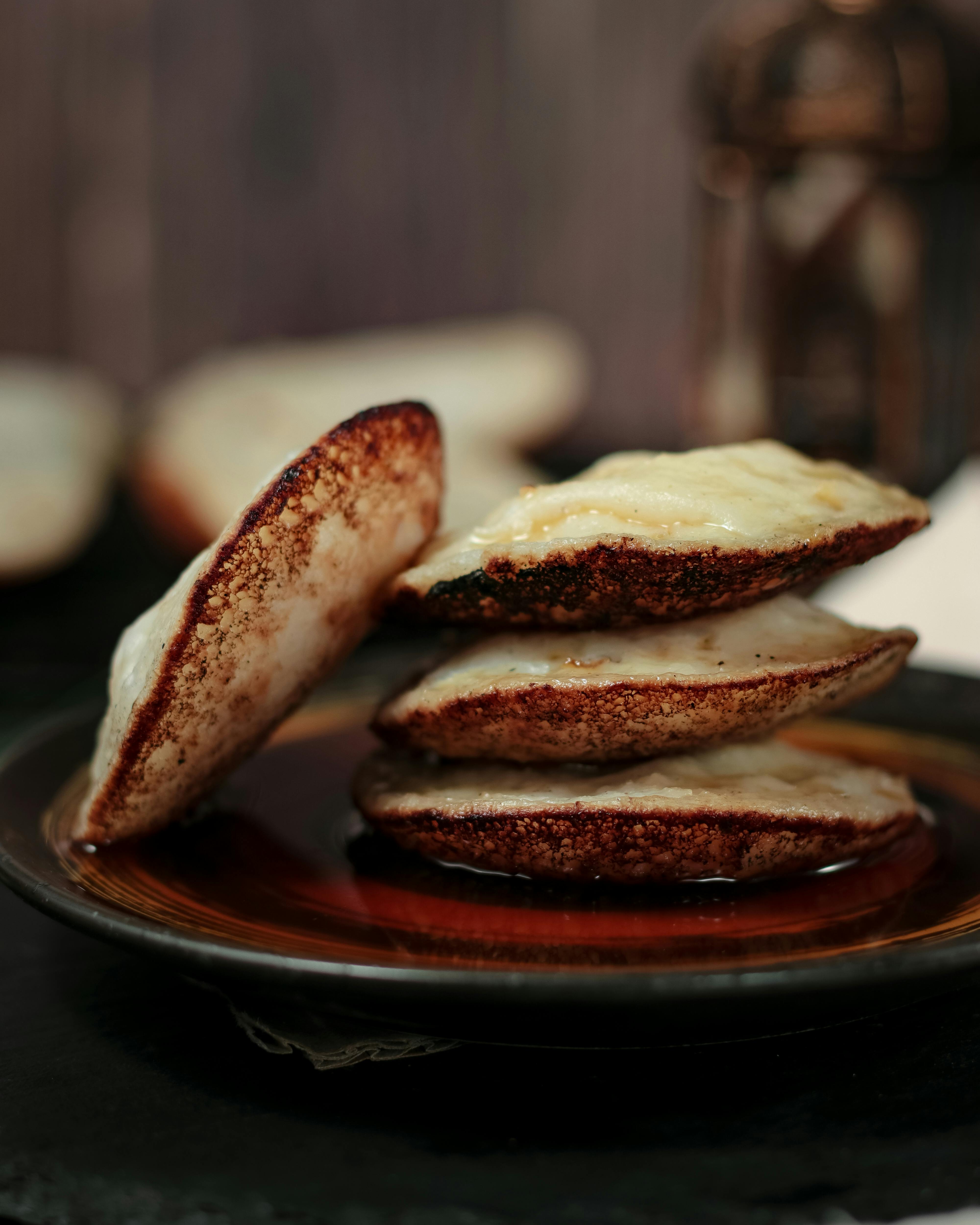 Martabak manis Indonesia dengan isian keju