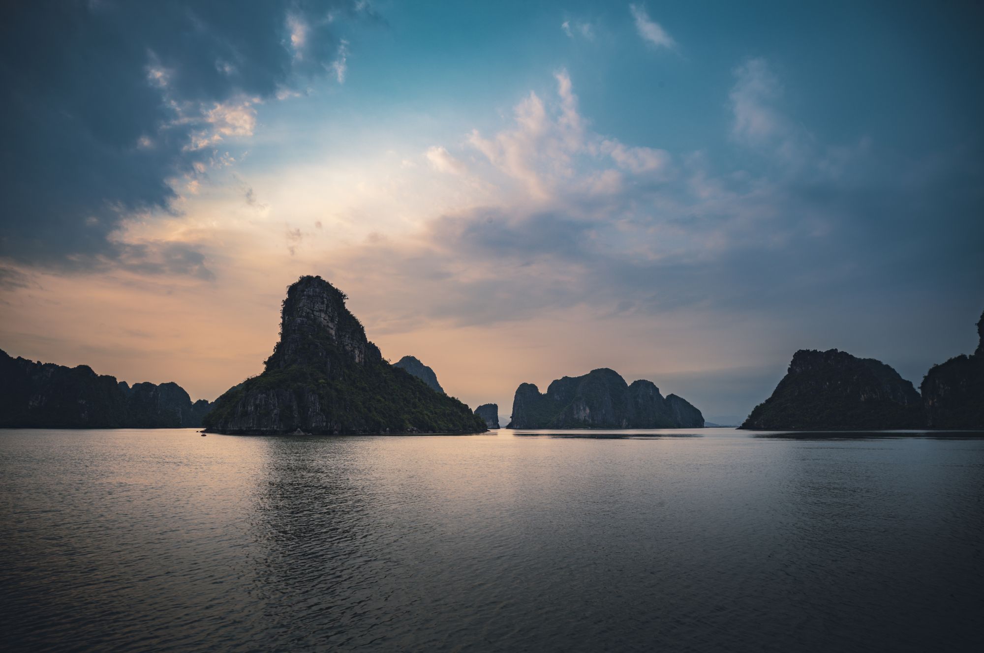Ho Chi Minh City – Hanoi – Ha Long Bay – Siem Reap – 10 Days