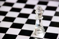 玻璃棋子象征着经典黑白棋盘上的战略和胜利