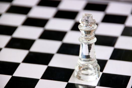 玻璃棋子象征着经典黑白棋盘上的战略和胜利
