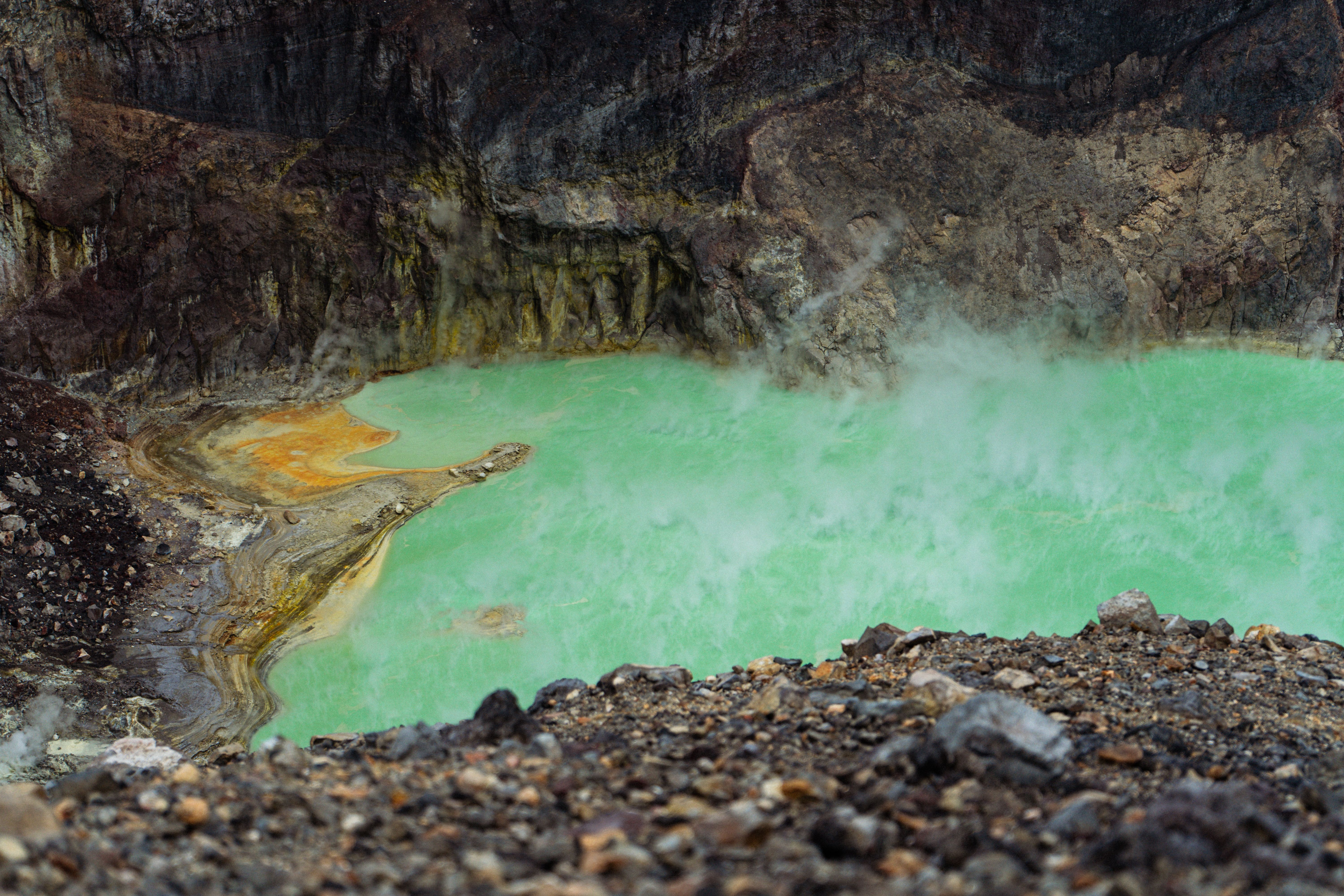 Stunning Geothermal Spring with Vibrant Waters · Free Stock Photo