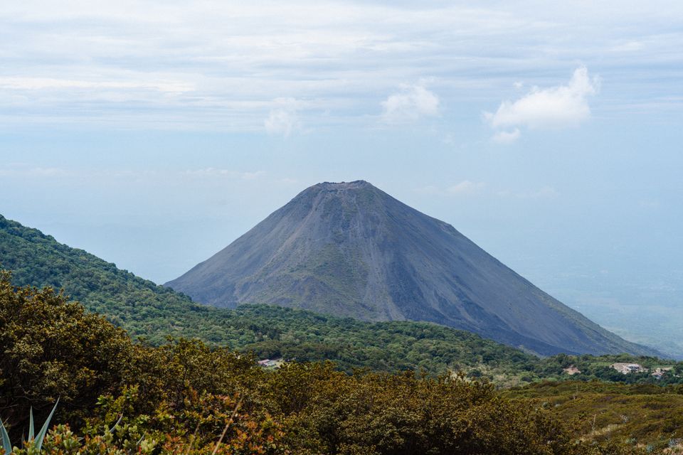 La India Dormida ridge offers a 270-degree panorama of the entire volcanic crater — the best single viewpoint in the valley.
