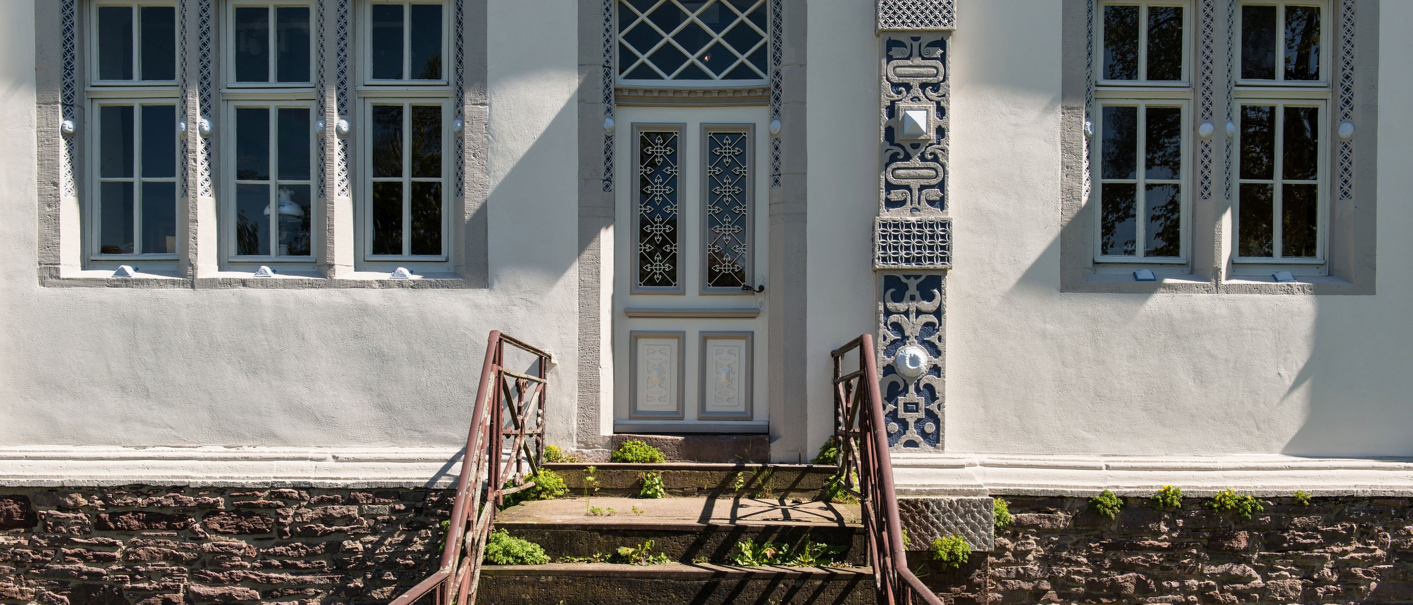 Exterior Painting in West Brompton — quality trade paint going on in two coats