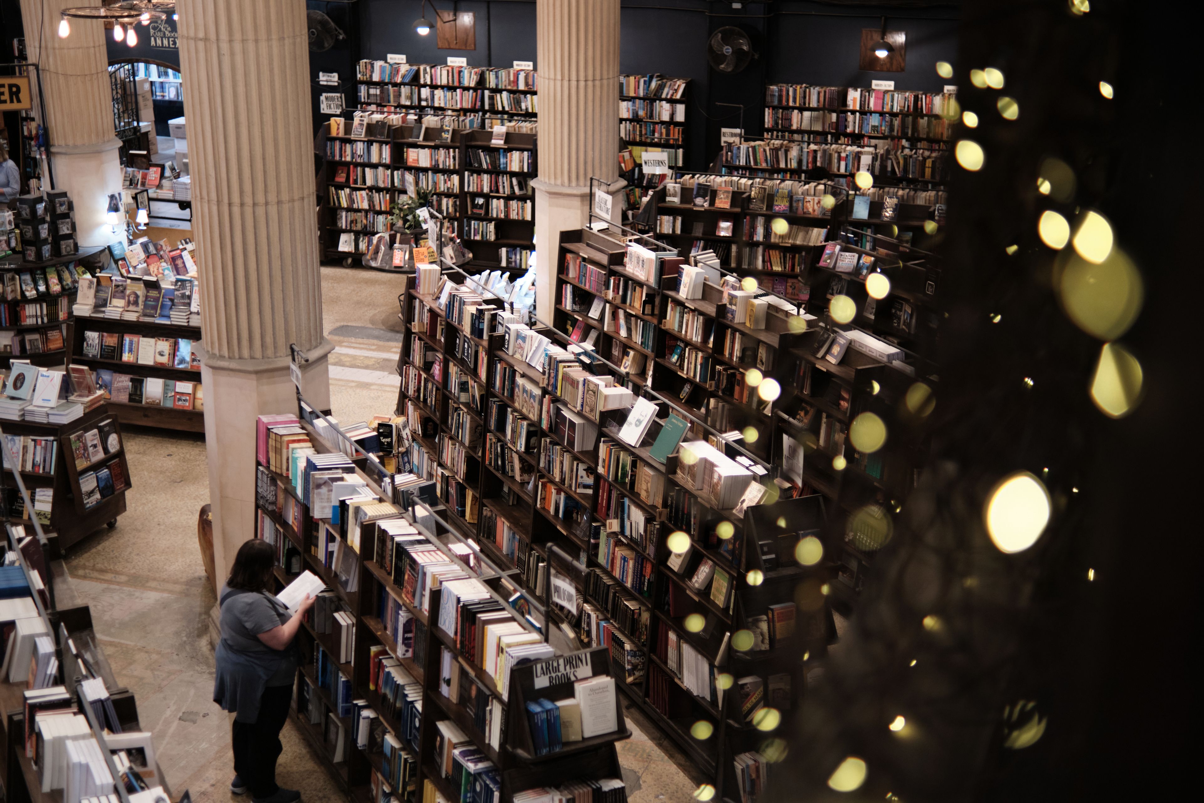 ชั้นวางหนังสือในร้านคิโนะคุนิยะที่อัดแน่นด้วยเล่มนอก จุดแข็งที่หาไม่ได้ง่าย ๆ ในร้านหนังสือไทยทั่วไป