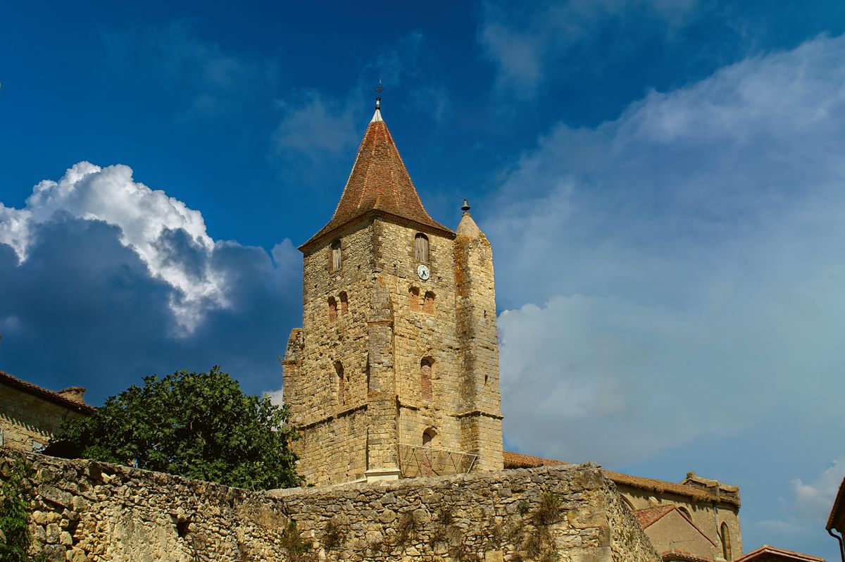 Clocher de Lavardens sur ciel bleu