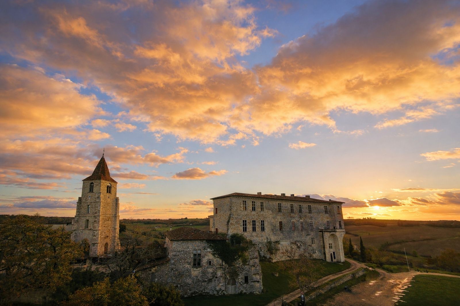 Château de Lavardens au coucher du soleil