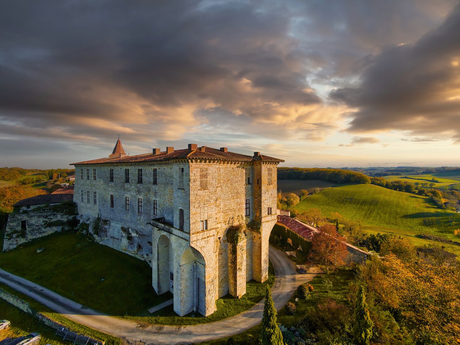 Château de Lavardens dominant la campagne gasconne