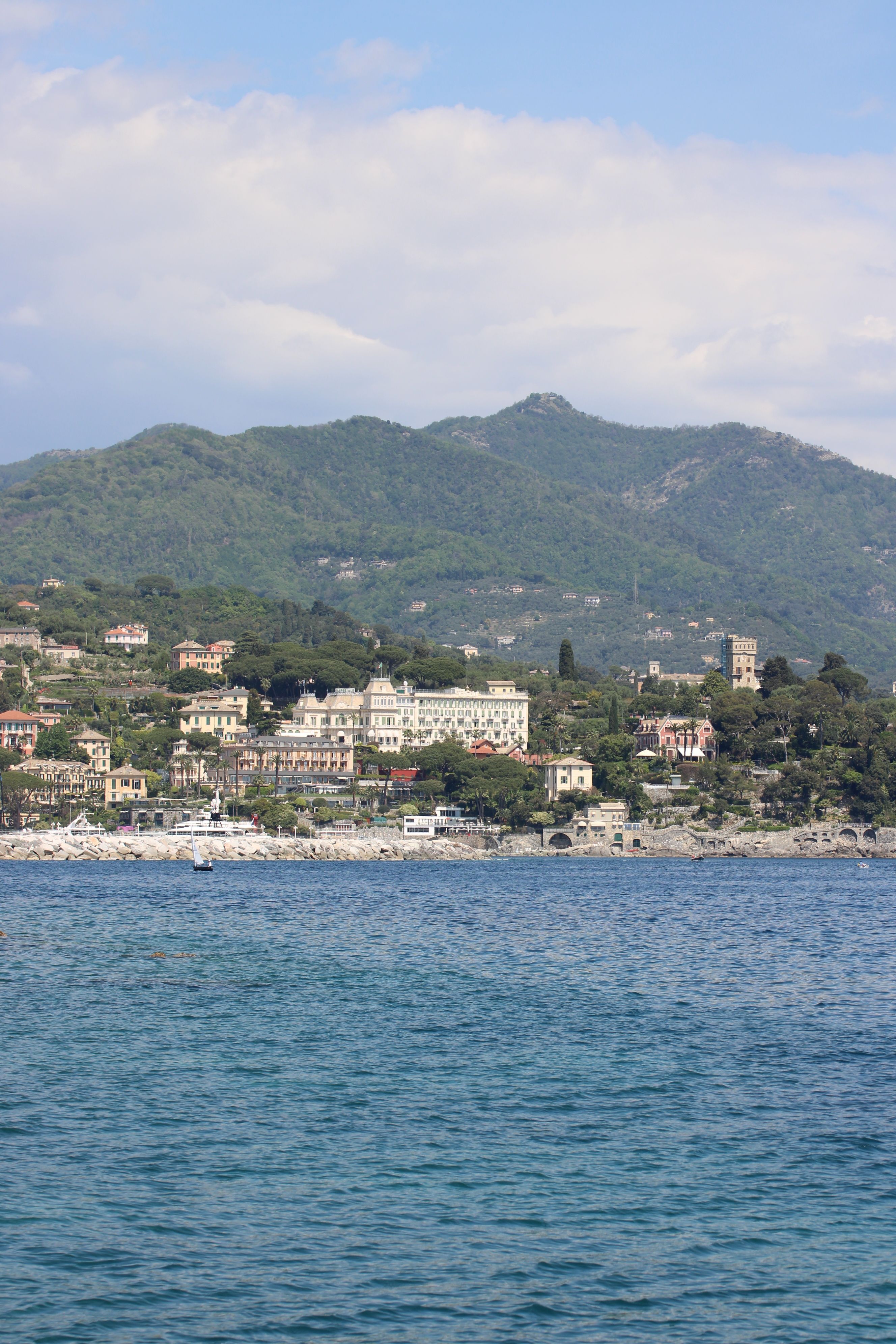 Gratis Splendida vista costiera di Santa Margherita Ligure con colline lussureggianti e cielo limpido. Foto a disposizione