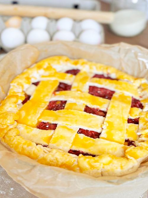 Free Freshly baked homemade cherry pie with a golden lattice crust, perfect for dessert cravings. Stock Photo