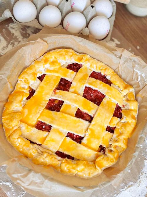 Free Delicious freshly baked homemade cherry pie with a golden lattice crust, perfect for dessert lovers. Stock Photo
