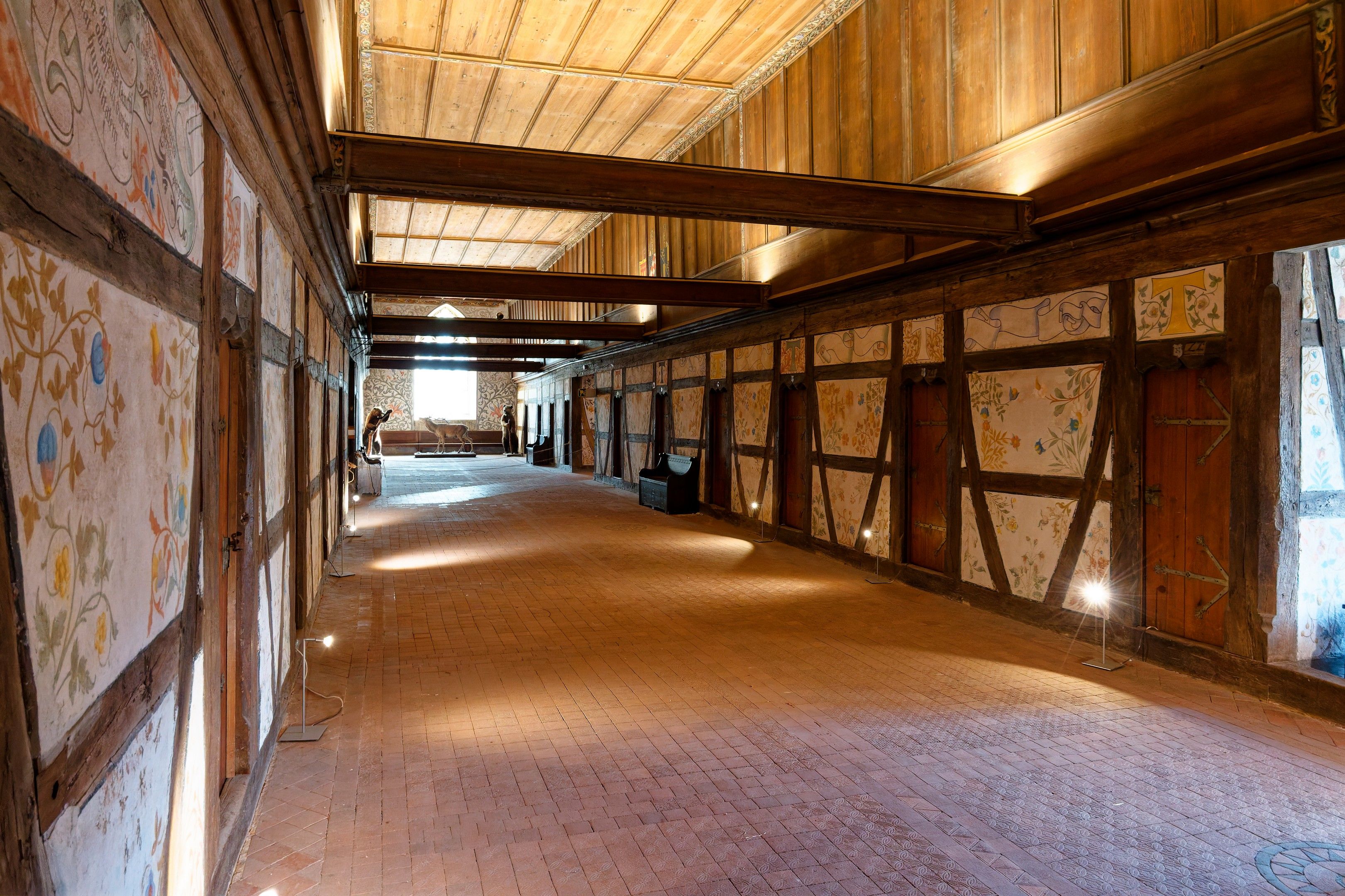 Prunkvoller Schlosssaal mit historischen Fresken