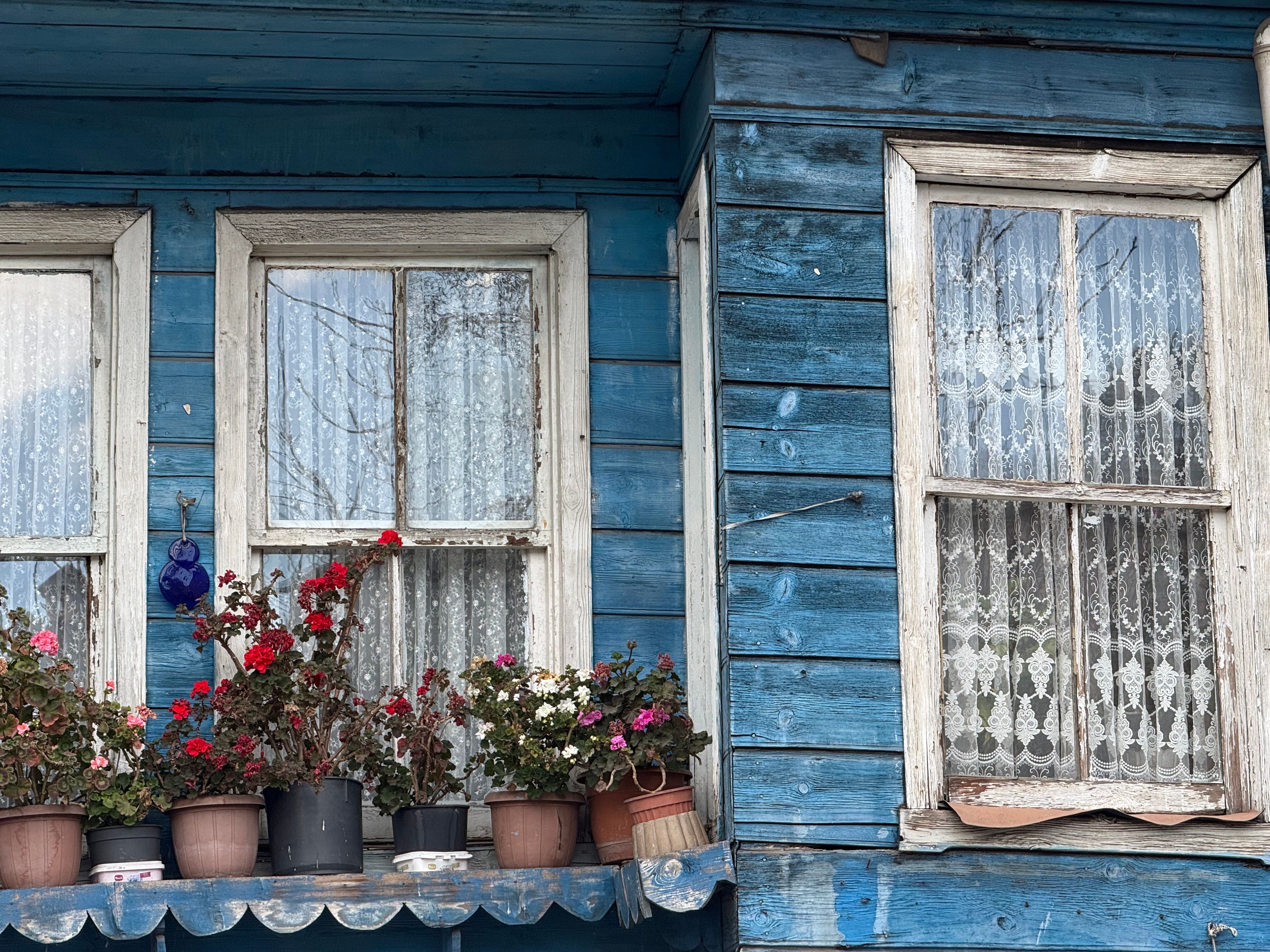 5 Decor Mistakes That Make Your House Feel More Like a Showroom Than a Home, Designers Warn — Photo by Ümmühan  YOLDAŞ on Pex