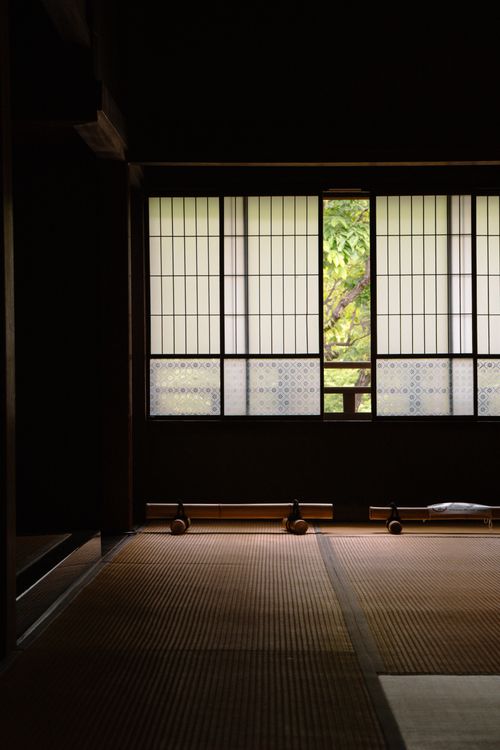 Free Traditional Japanese room with shoji screens opening to a lush garden view. Stock Photo