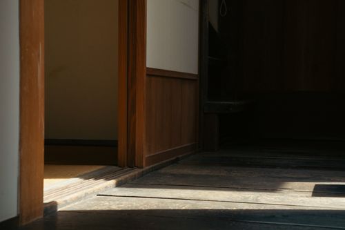 Free Zen-inspired minimalistic Japanese room featuring wooden panels and tatami mats. Stock Photo