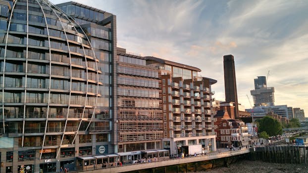 夕阳的金色天空映照着伦敦现代河畔的建筑