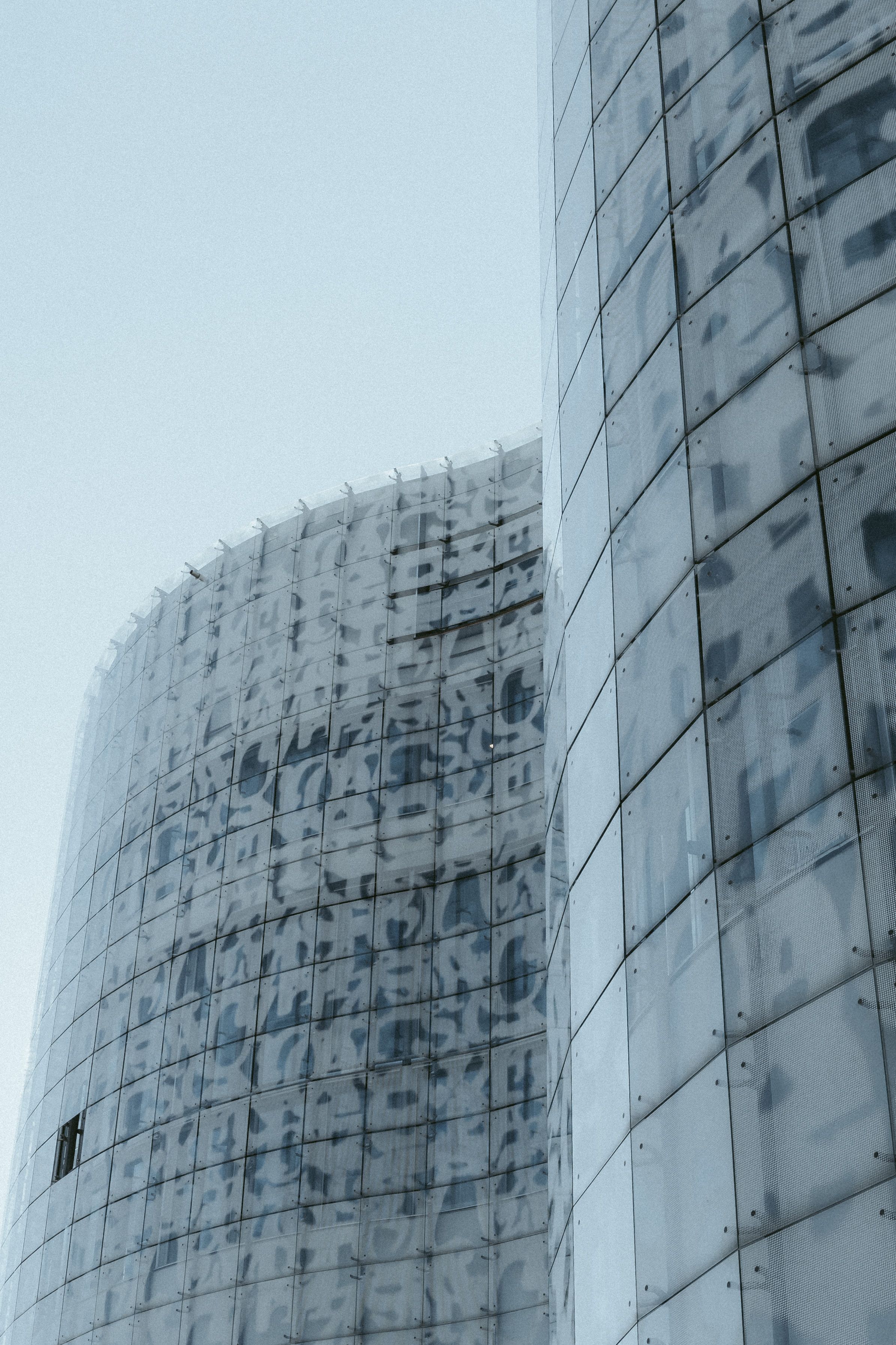 Modern Glass Architecture with Reflective Facade · Free Stock Photo