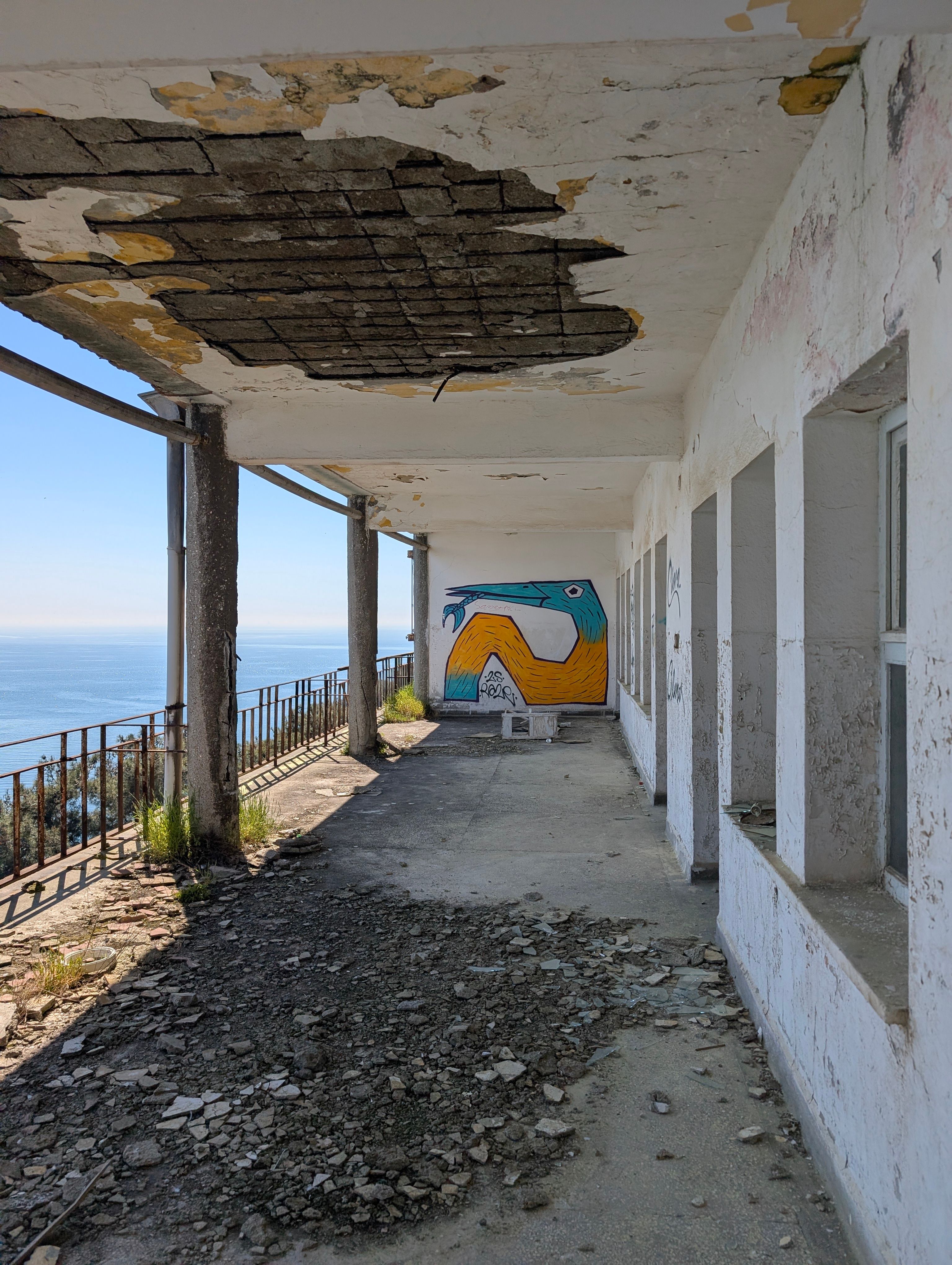 Abandoned Coastal Building with Ocean View · Free Stock Photo