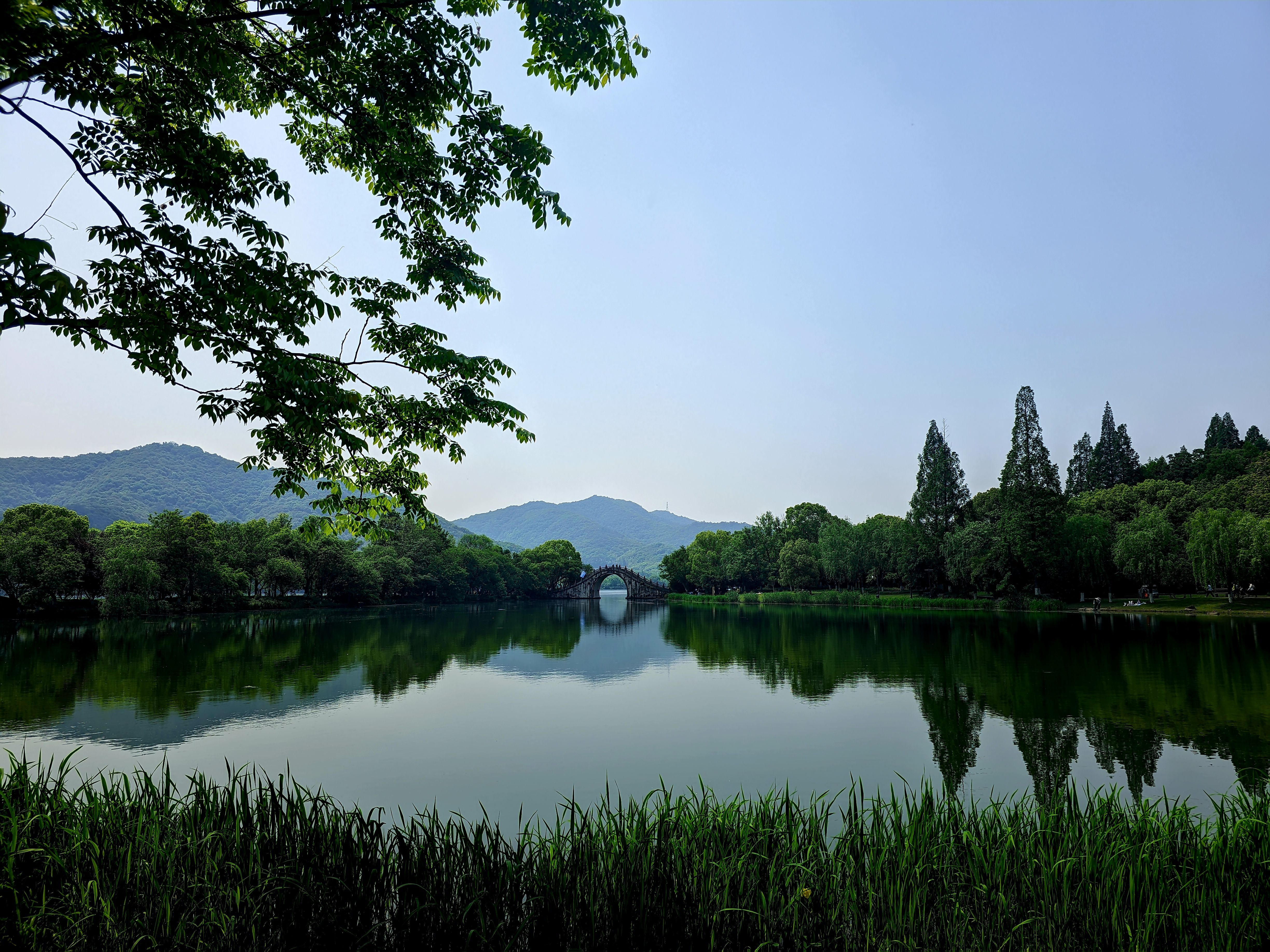 宁静的湖景与拱桥 · 免费素材图片