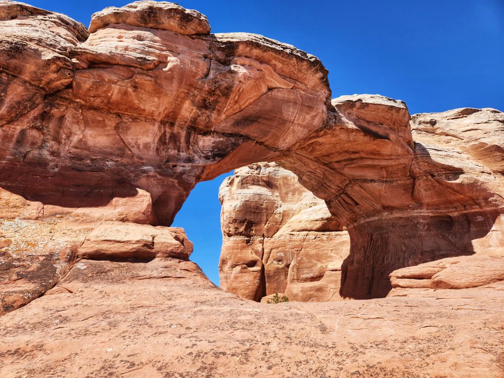 Natural Stone Arch in Desert Landscape · Free Stock Photo