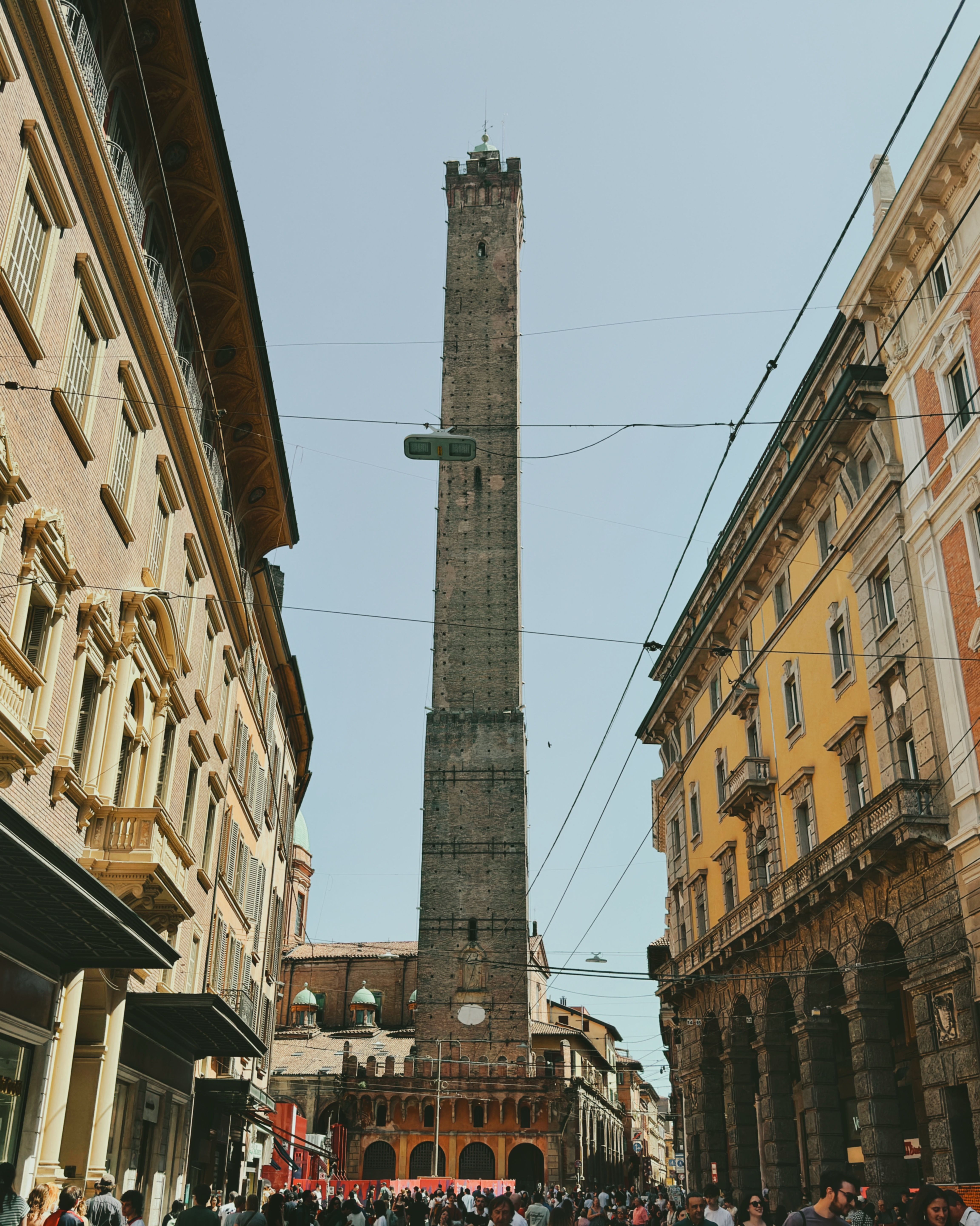 Gratuit Istoric Torre degli Asinelli în peisajul urban vibrant al orașului Bologna, Italia. Fotografie de stoc
