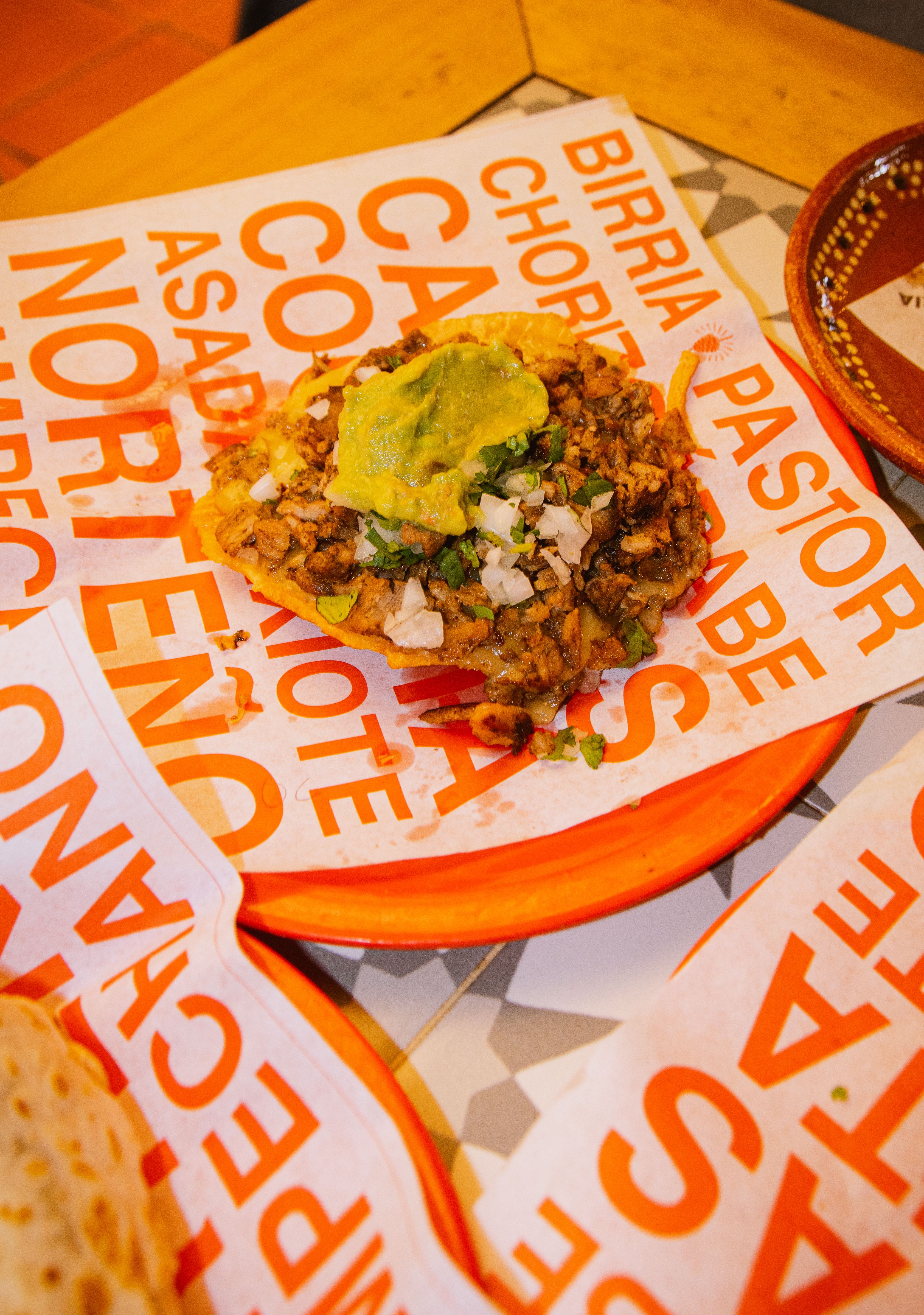 Tlayuda vegetariana con aguacate, queso y frijoles, un platillo oaxaqueño naturalmente sin carne