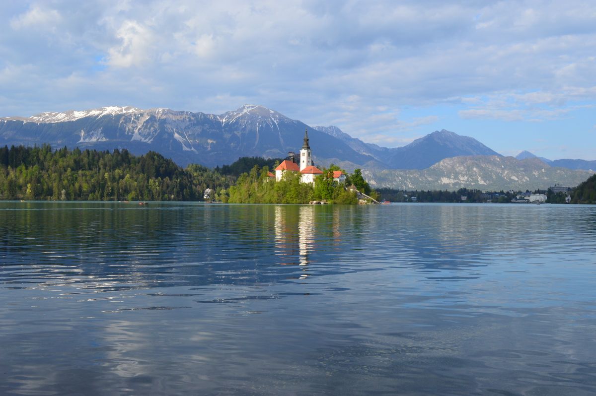 Lacul Bled cu insula, biserica și Alpii Iulieni în fundal, Slovenia