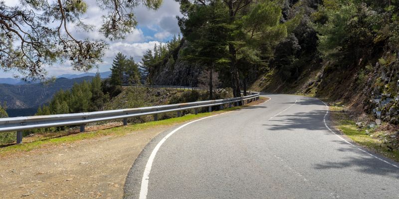Una carretera de montaña en los montes Troodos