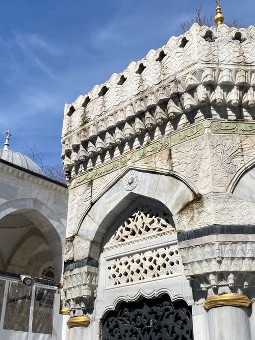 Free Beautiful close-up of intricate stone carvings on a historic mosque in Istanbul, Türkiye. Stock Photo