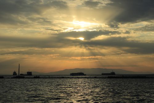 Free Dramatic sunset over İzmir Bay, showcasing silhouetted ships beneath vibrant skies. Stock Photo