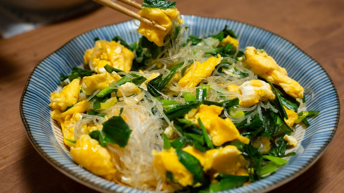 Scrambled eggs with spring onion