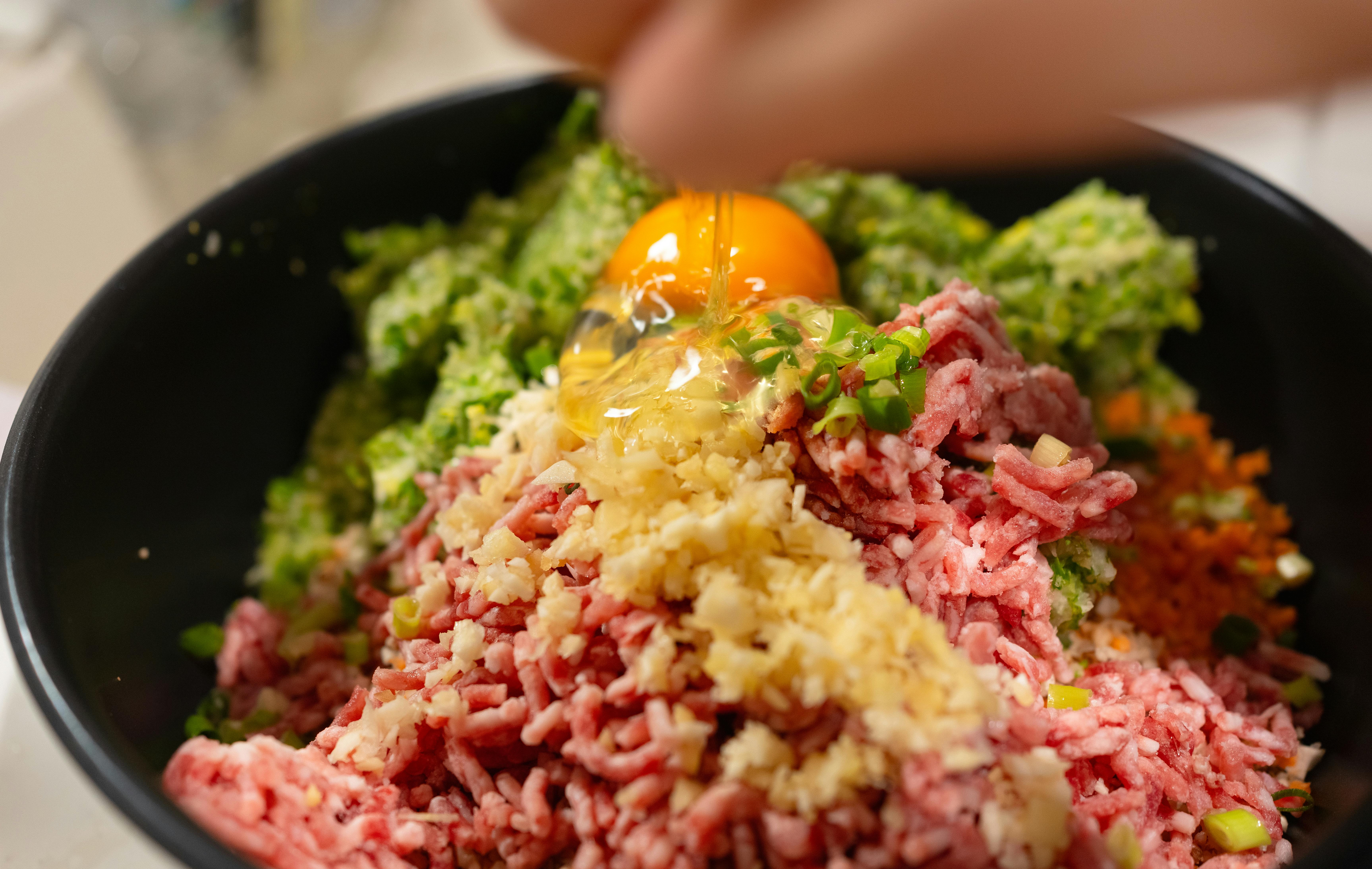 Verduras picadas listas para ser guardadas en recipientes herméticos.