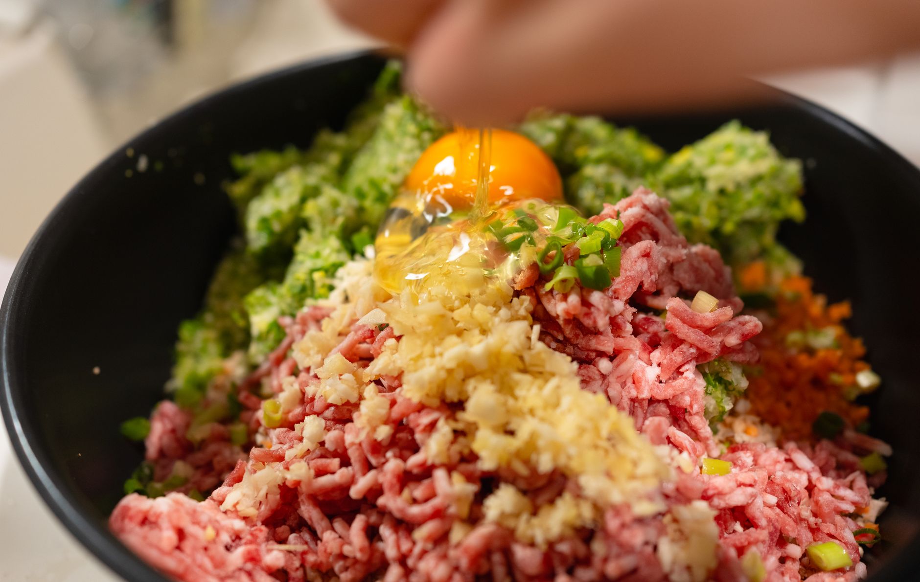 Preparación de verduras para conservar Verduras picadas listas para ser guardadas en recipientes herméticos.