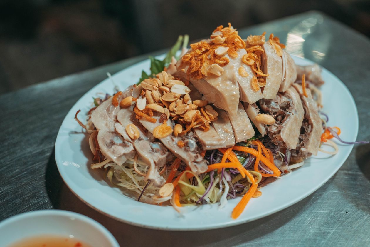 Gỏi gà rau răm rắc đậu phộng