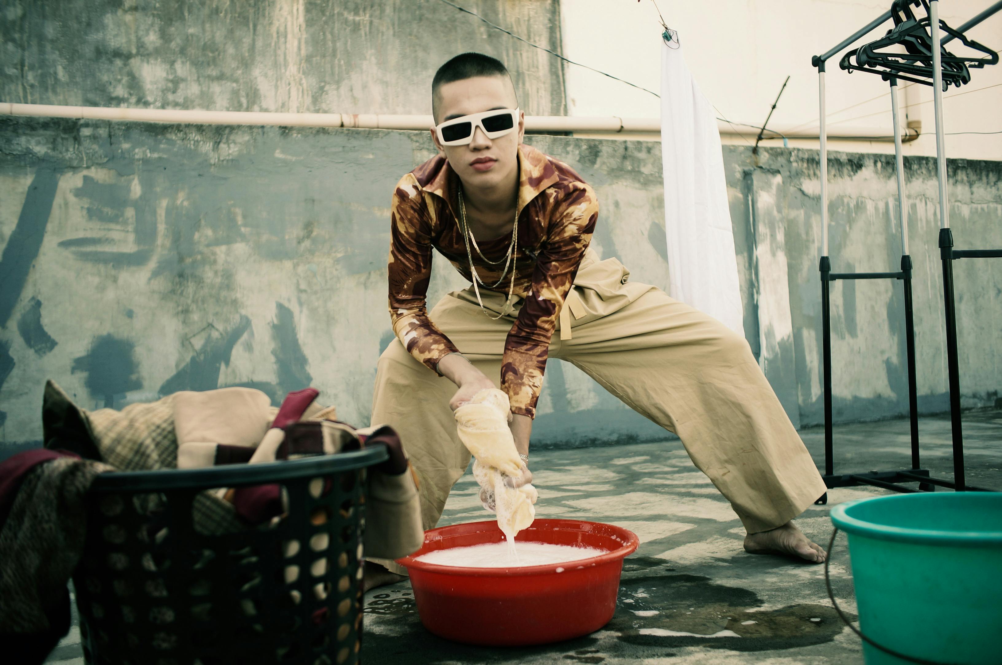 年轻人在屋顶上穿着时髦服装洗衣服