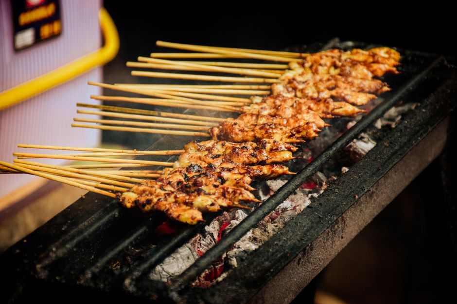 Szingapúr Chinatown legjobb hawker ételei utcai finomságok – Singapore satay street food grilled skewers