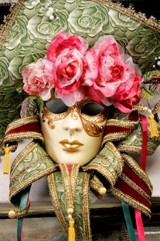这款精致的威尼斯面具，饰有花卉和华丽细节，象征着意大利狂欢节的优雅