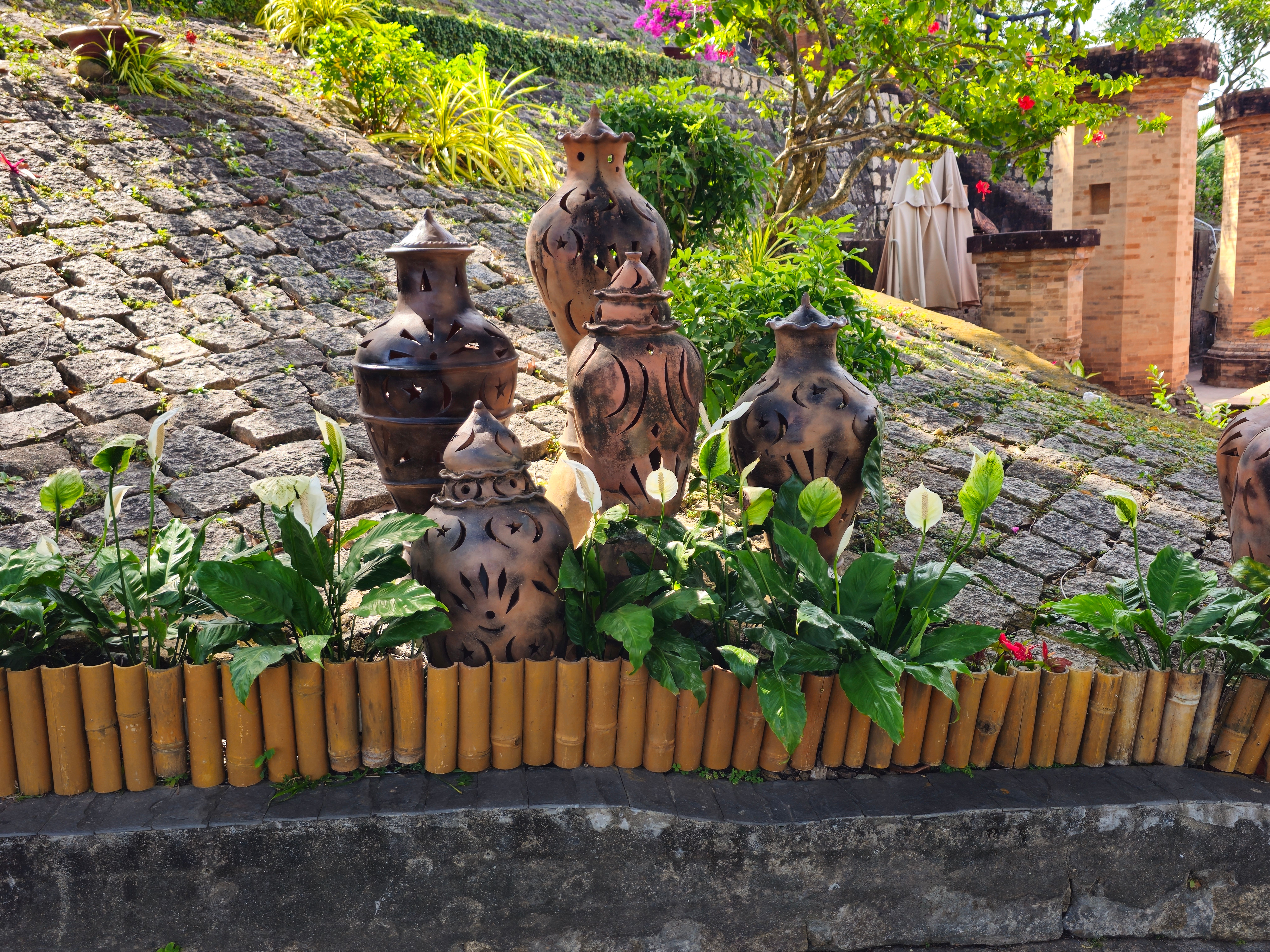 Moderne buitenkeuken aangekleed met terracotta servies.