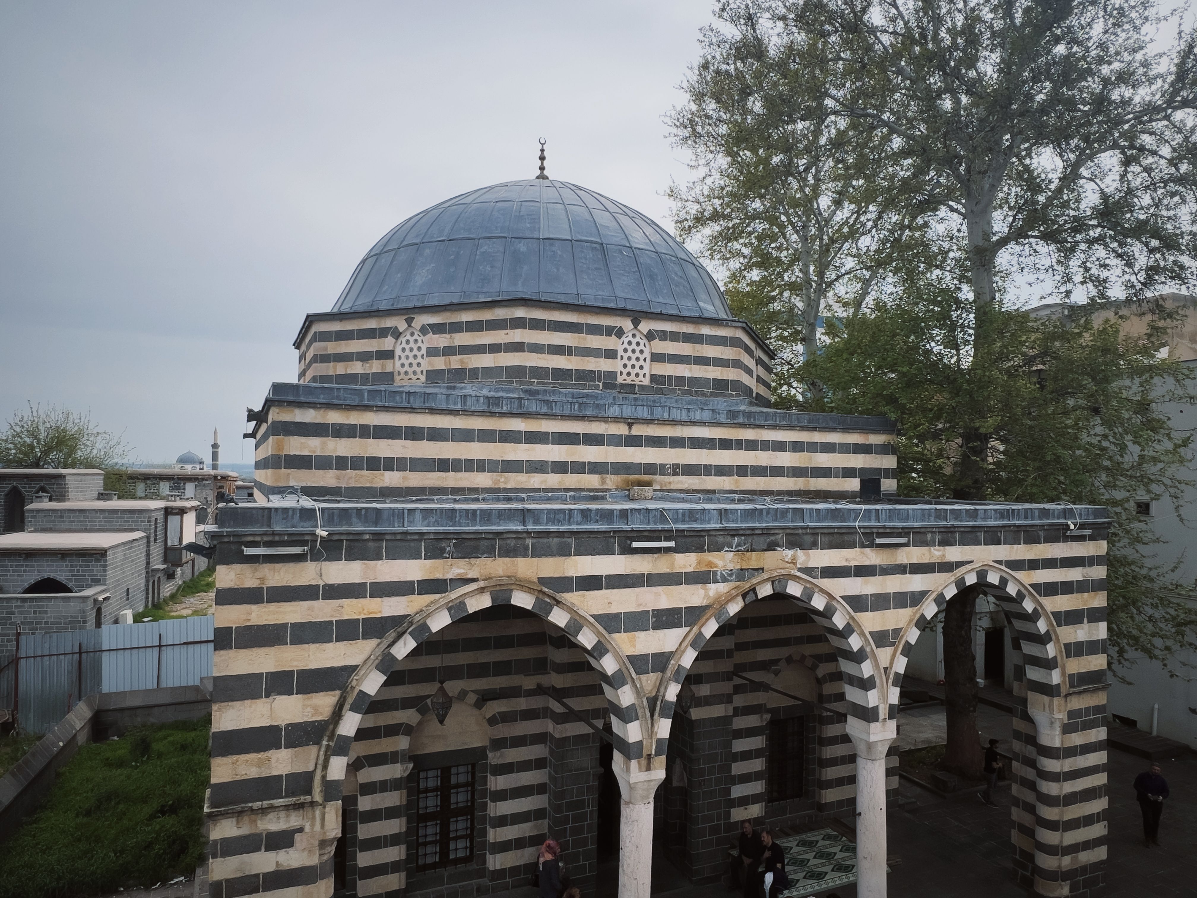 Historic Mosque with Striped Stone Architecture · Free Stock Photo