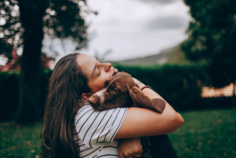 Dueña abrazando a su perro