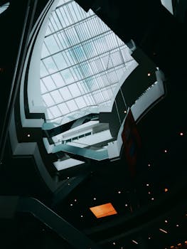 现代天花板抽象视图，采用巴西玻璃面板和几何设计