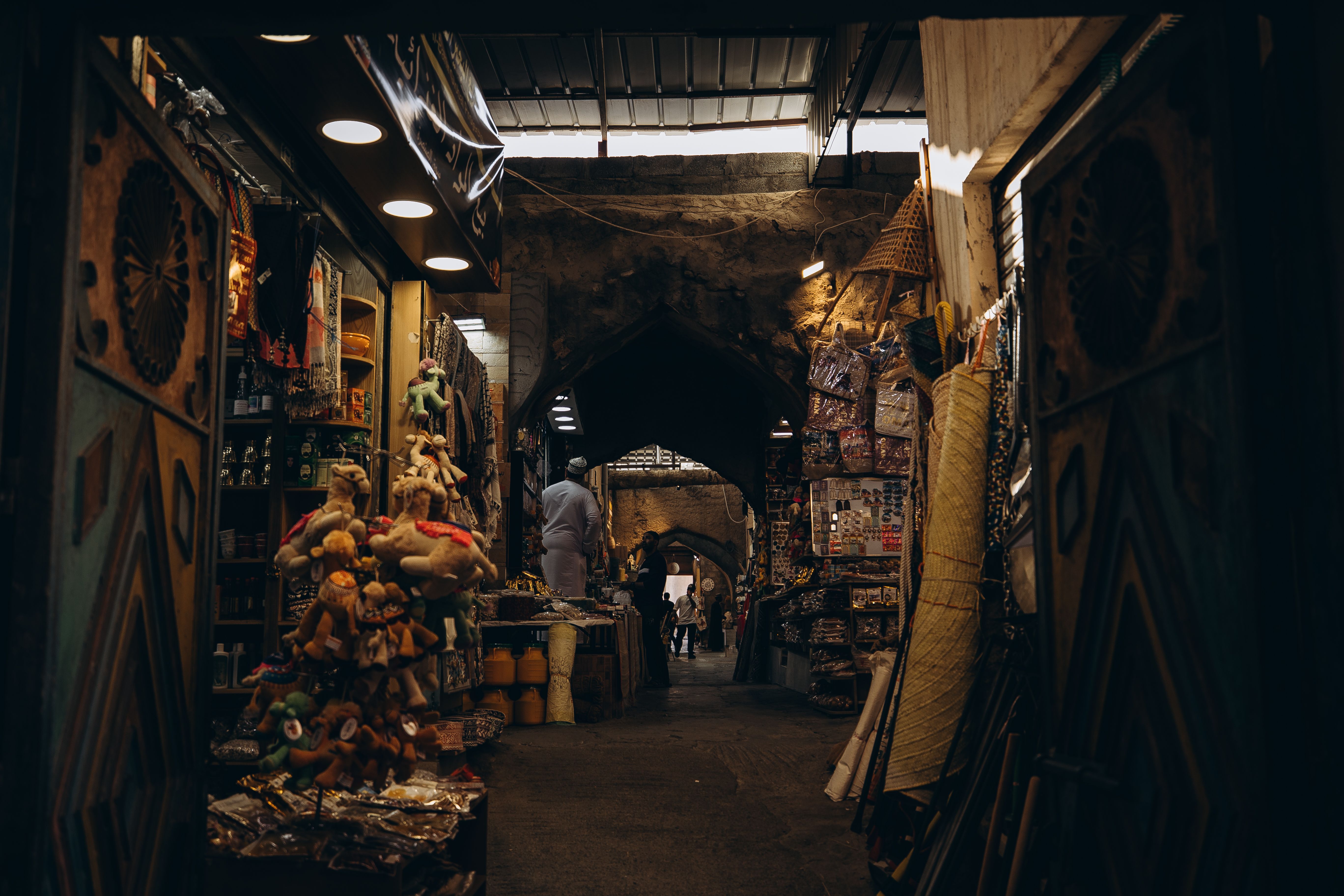 Discover the vibrant atmosphere of Nizwa Souq, showcasing traditional Omani culture.
