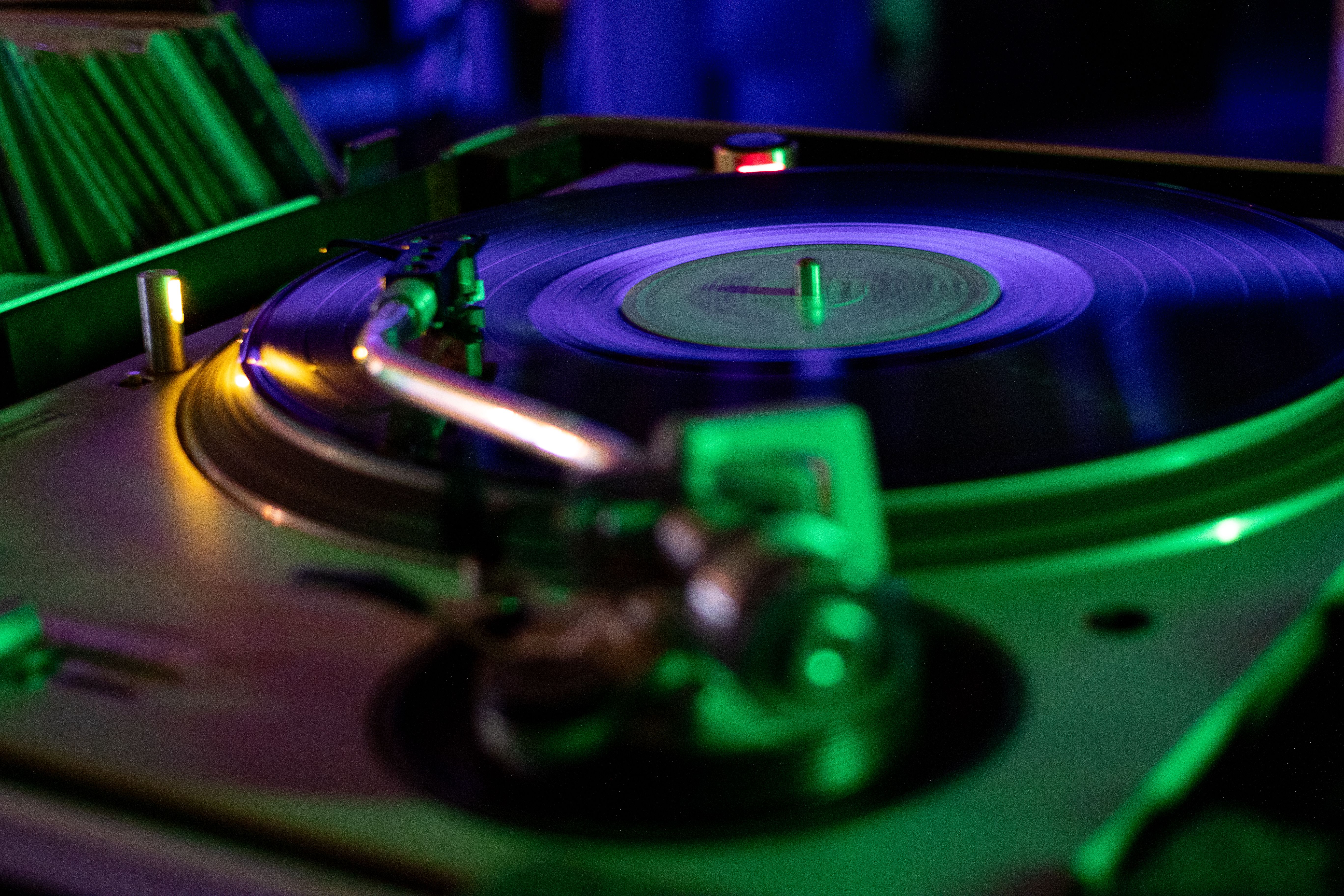 Vinil care se învârte pe turntable cu efecte de lumini